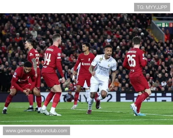 英超利物浦中场抢断带动反击，比分被迅速缩小